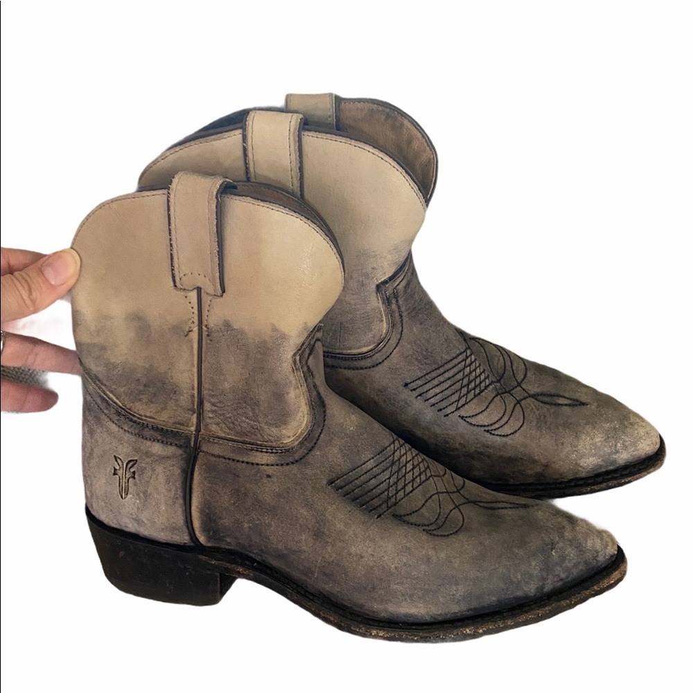 Frye Billy Short Distressed Boot in Stone Size 9